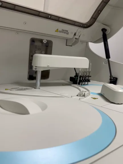 Analisador bioquímico Mindray em funcionamento, com os braços de amostra e reagente em movimento