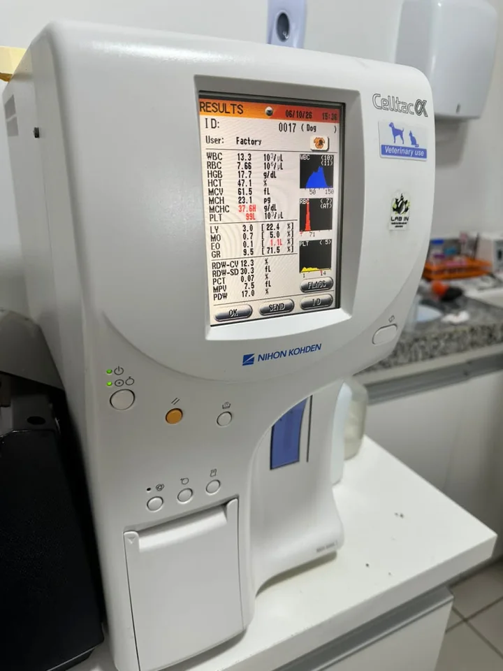 Analisador hematológico Celltac α, da Nihon Kohden, exibindo um resultado de hemograma