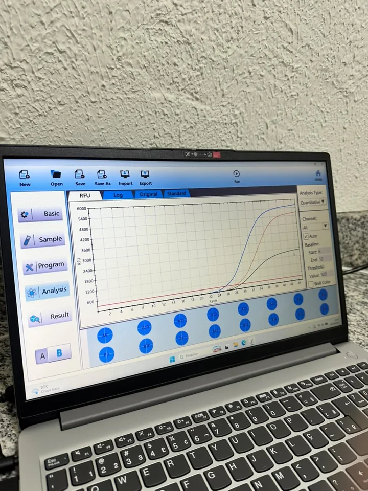 Software do qPCR mostrando curvas de amplificação em um notebook