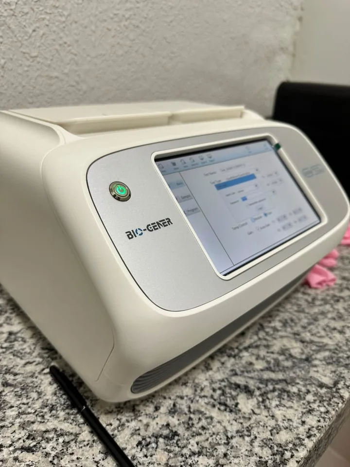 Equipamento de PCR em tempo real do Lab In, com tela sensível ao toque, sobre a bancada