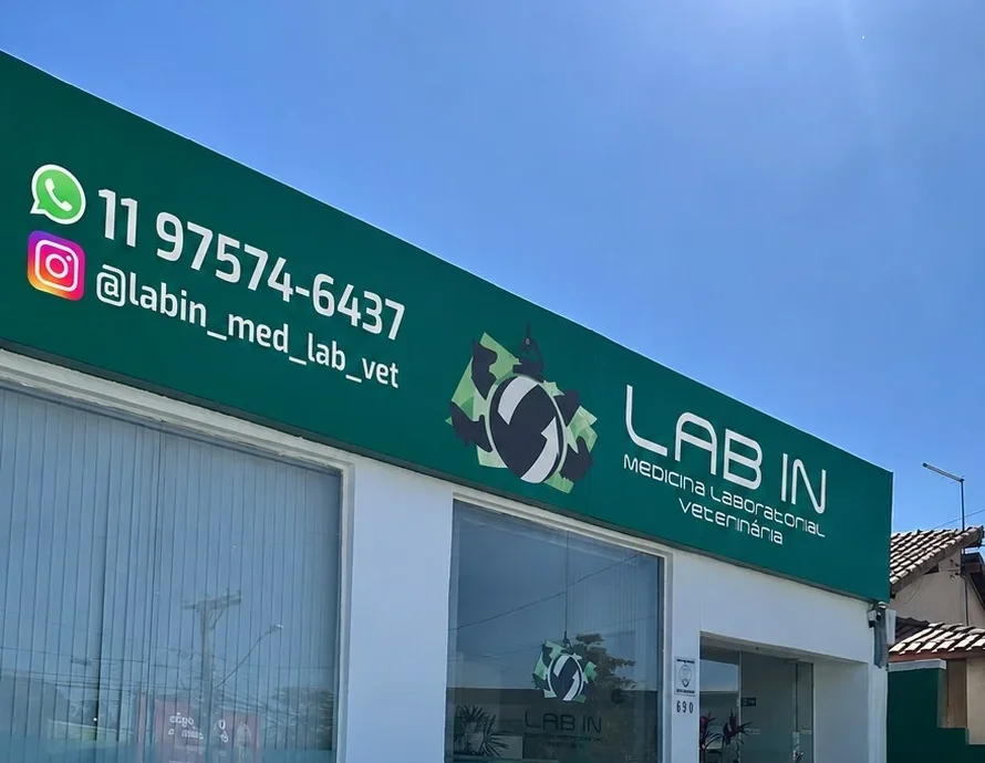 Fachada do Lab In — Medicina Laboratorial Veterinária, com placa verde e logotipo